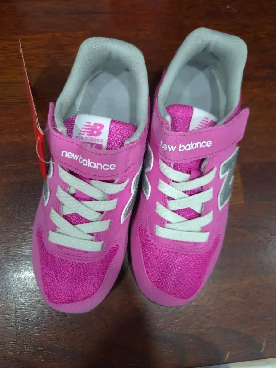 [새제품] 뉴발란스 여아 신발 (200사이즈)