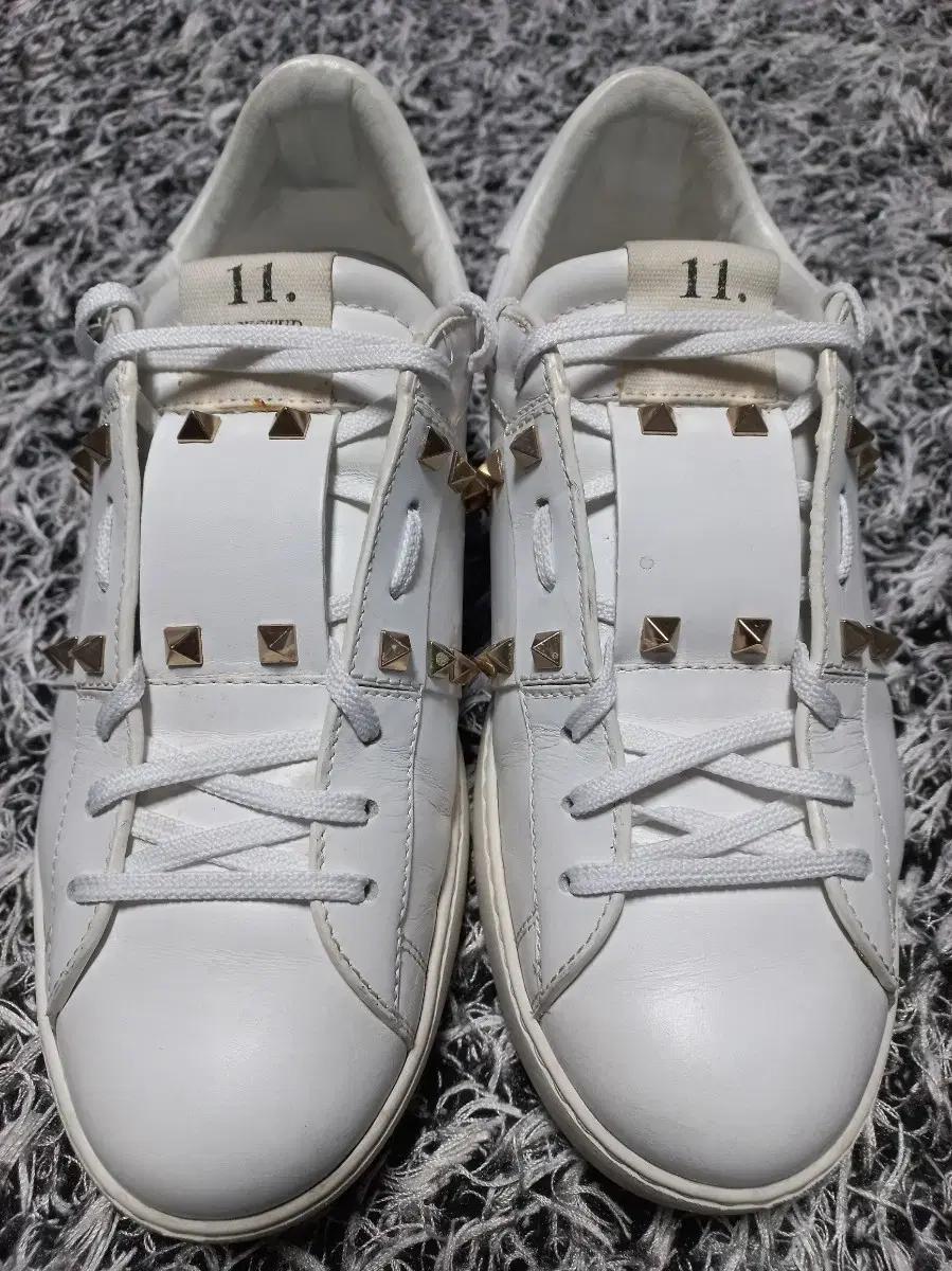 발렌티노 락스터드 스니커즈 정품!남자41/반사이즈270!상태좋음!