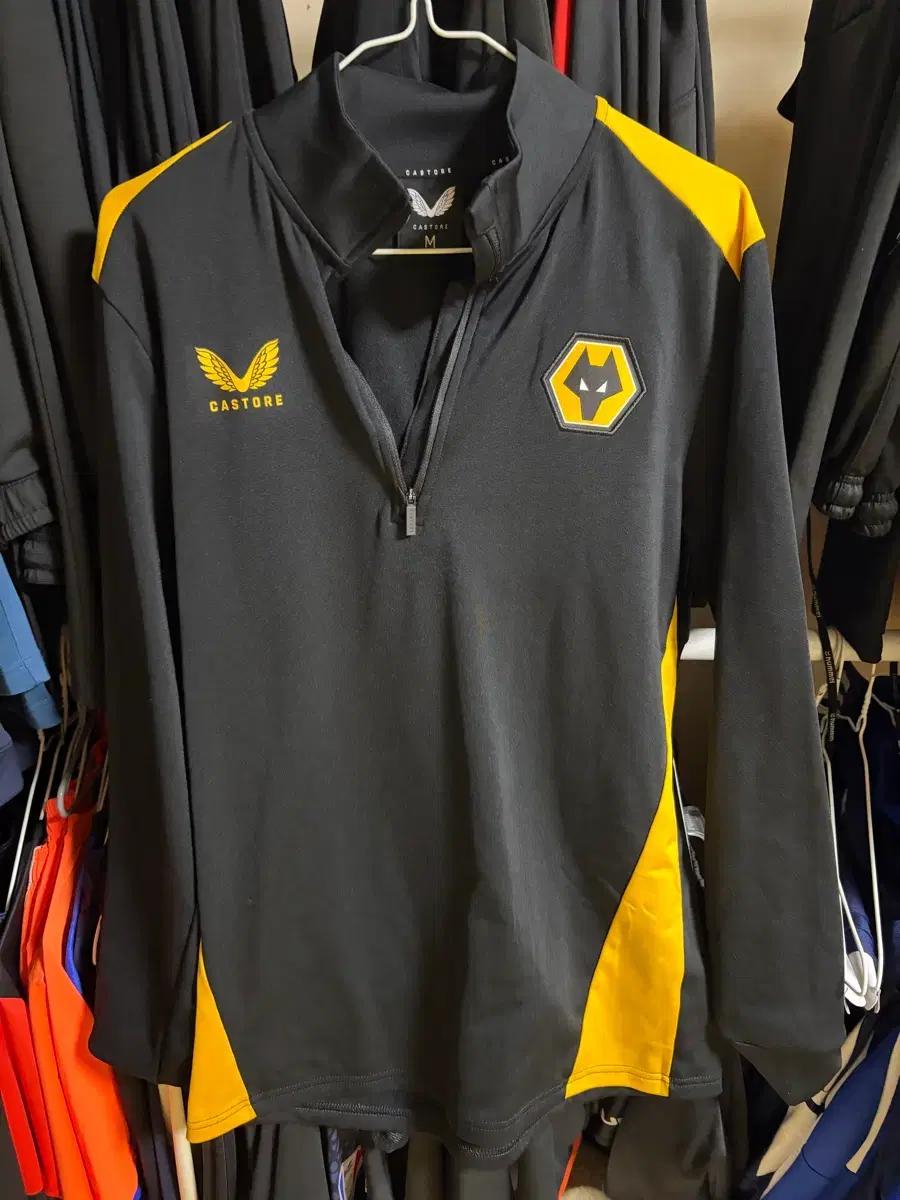 Castore 울버햄튼 블랙/옐로우 트레이닝탑 M