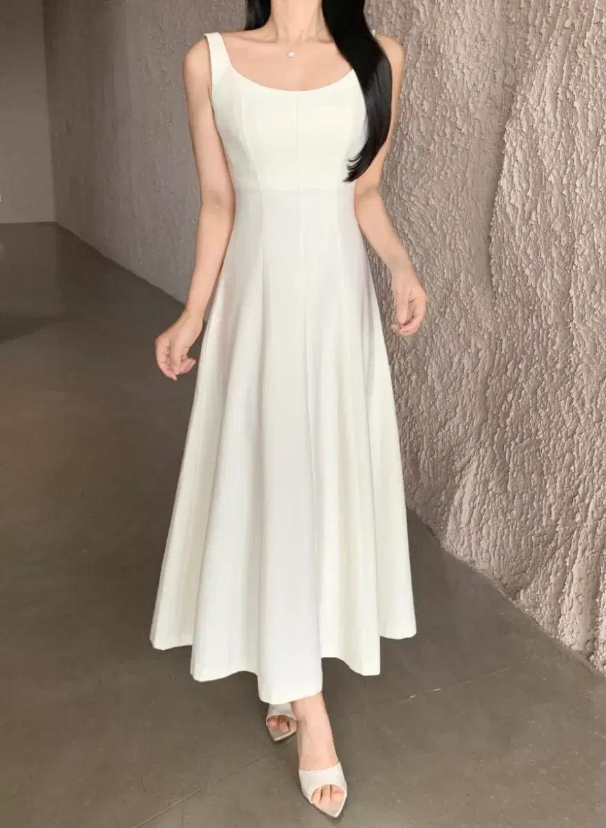 헨느 맥시 스퀘어넥 롱 나시 원피스 아이보리 새상품
