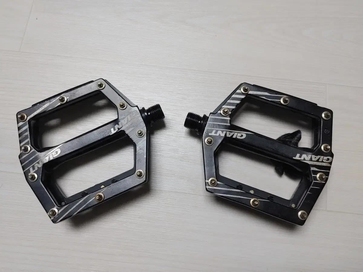 컨디션상)) 자이언트 MTB 스포츠 페달 평페달 팝니다 (택포2.7만)