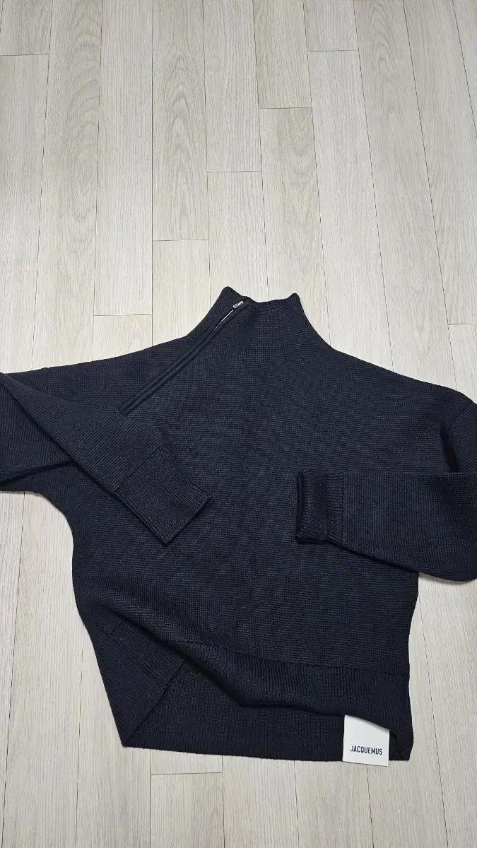 (새상품)자크뮈스 메리노울 넥 크롭 집업 스웨터 블랙/S