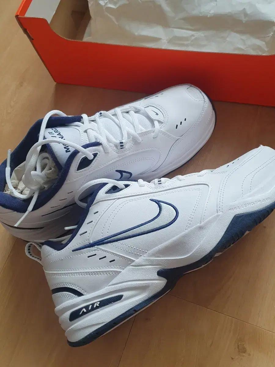 나이키 운동화 에어 모나크 IV 화이트/네이비