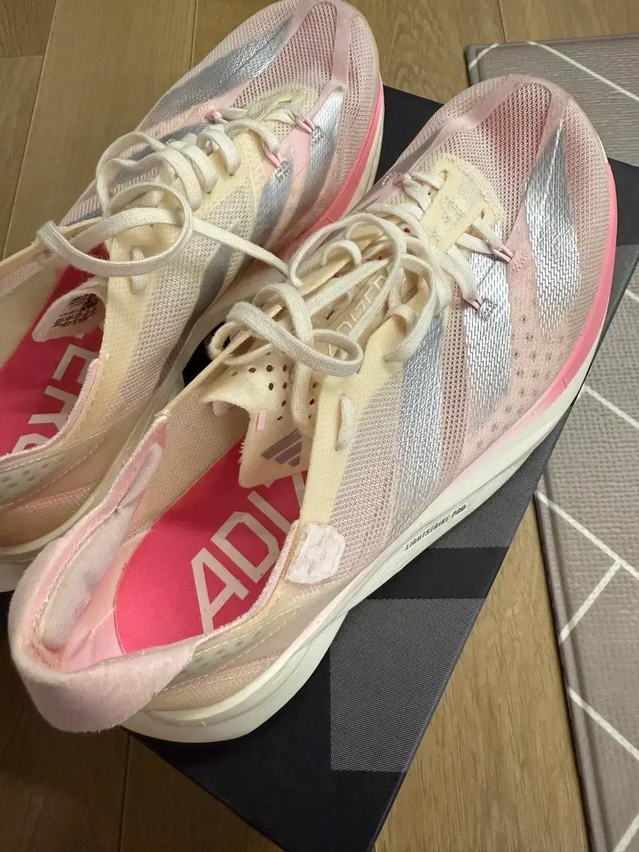 아디다스 아디오스 프로 3 핑크 러닝화