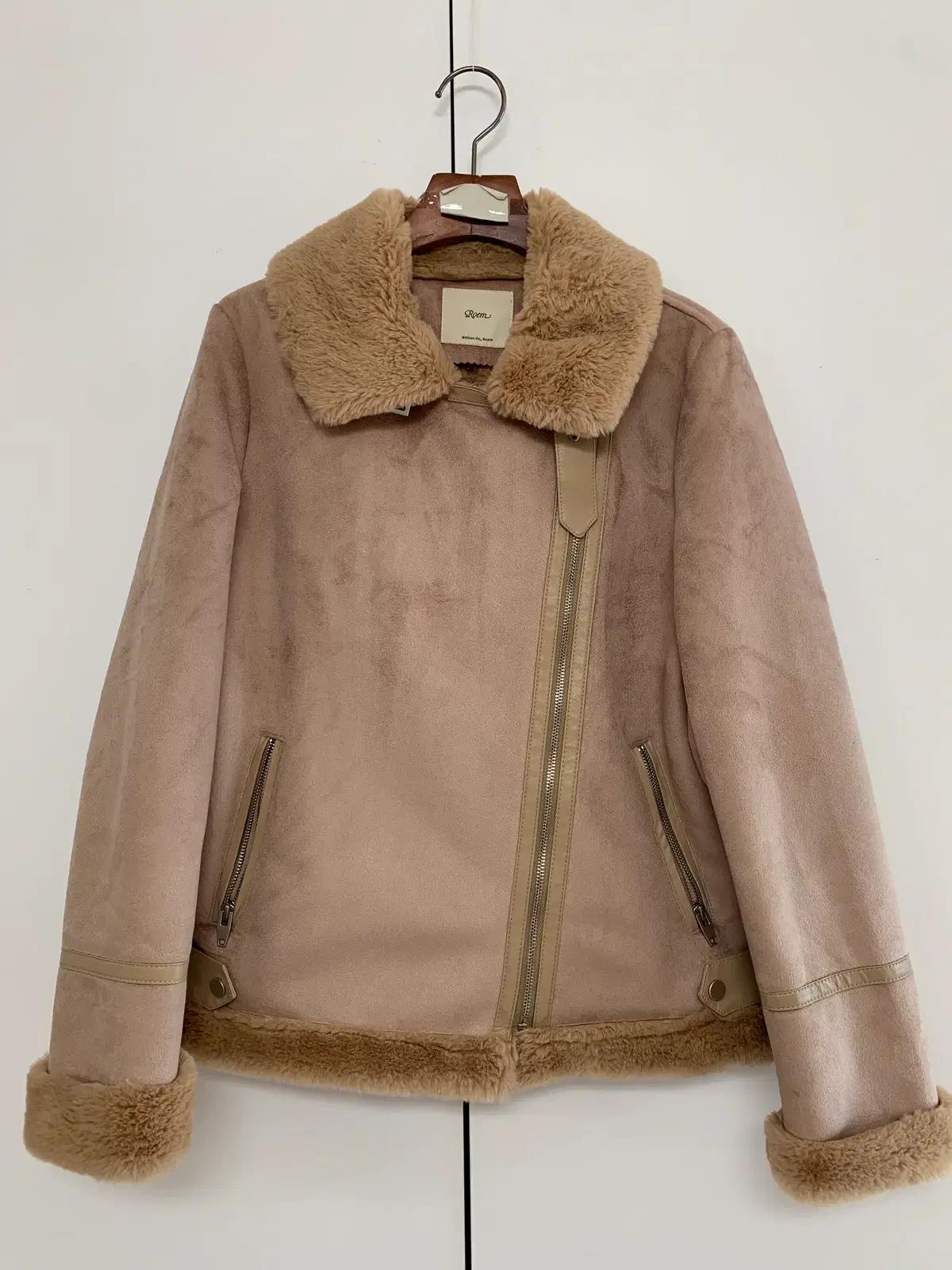 여성 로엠 스웨이드 라이더자켓 85 베이지 무스탕 데일리 데이트 꾸안꾸