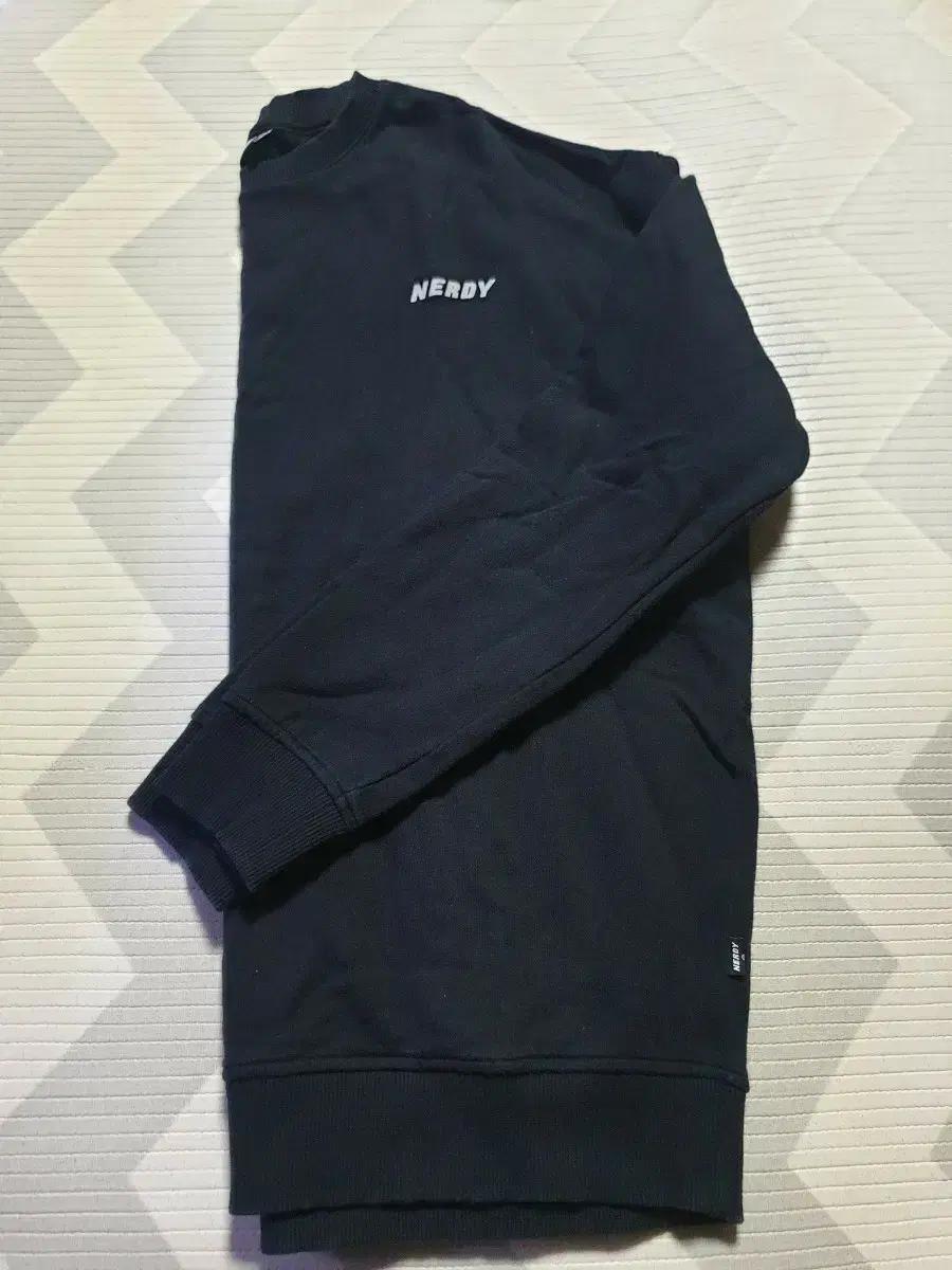 널디 NERDY 블랙 맨투맨 티셔츠