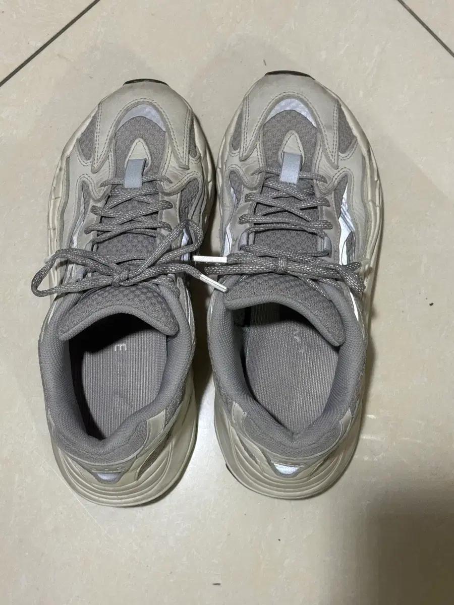 아디다스 이지부스트 스태틱 255