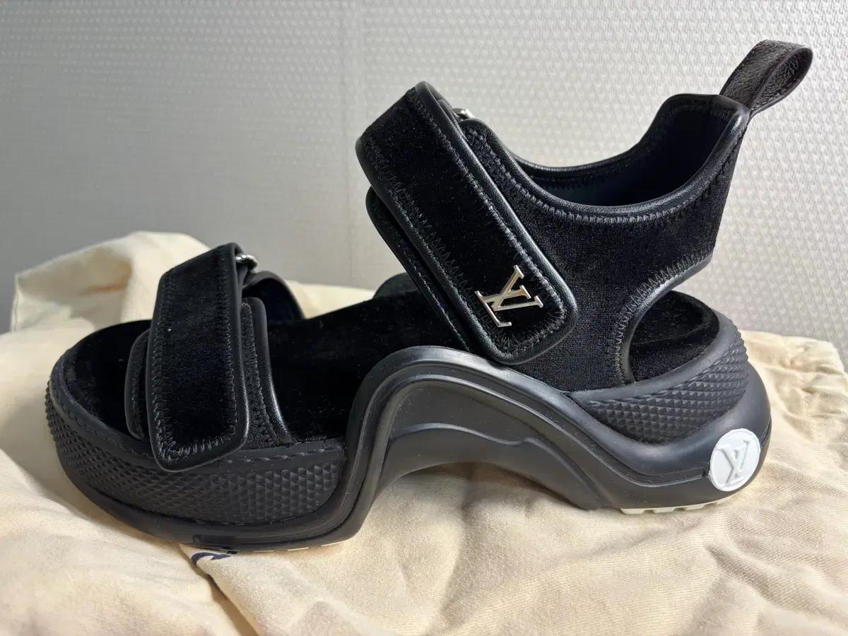 루이비통 아치라이트샌들 240