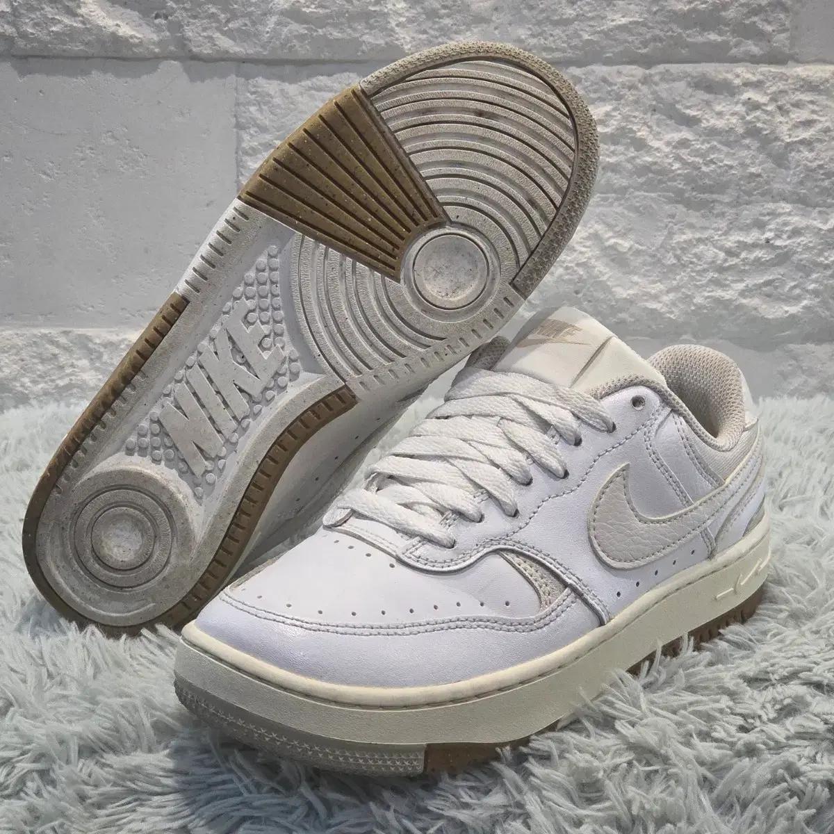 7q-4:나이키 여성용 로우컷 스니커즈  화이트(225mm)