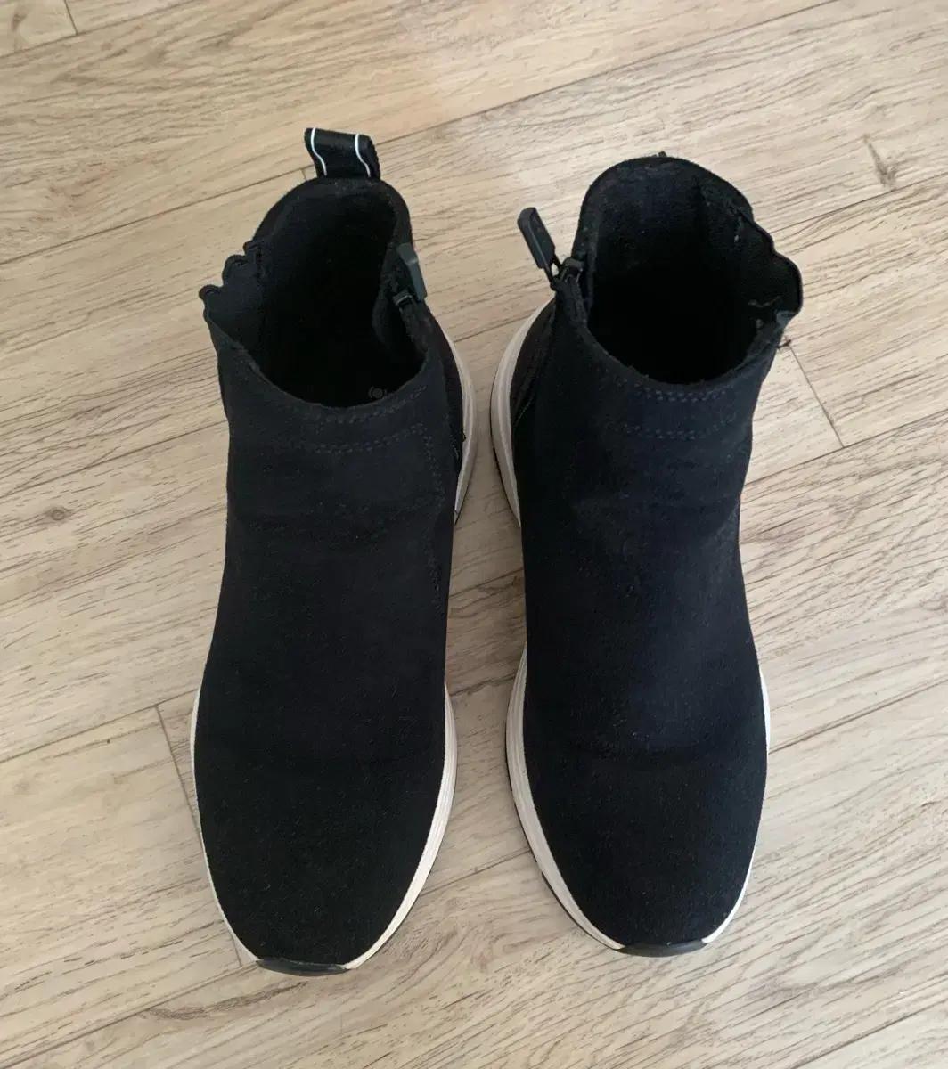 와이드 앵글 블랙 앵클 스웨이드 키높이숏부츠스니커즈