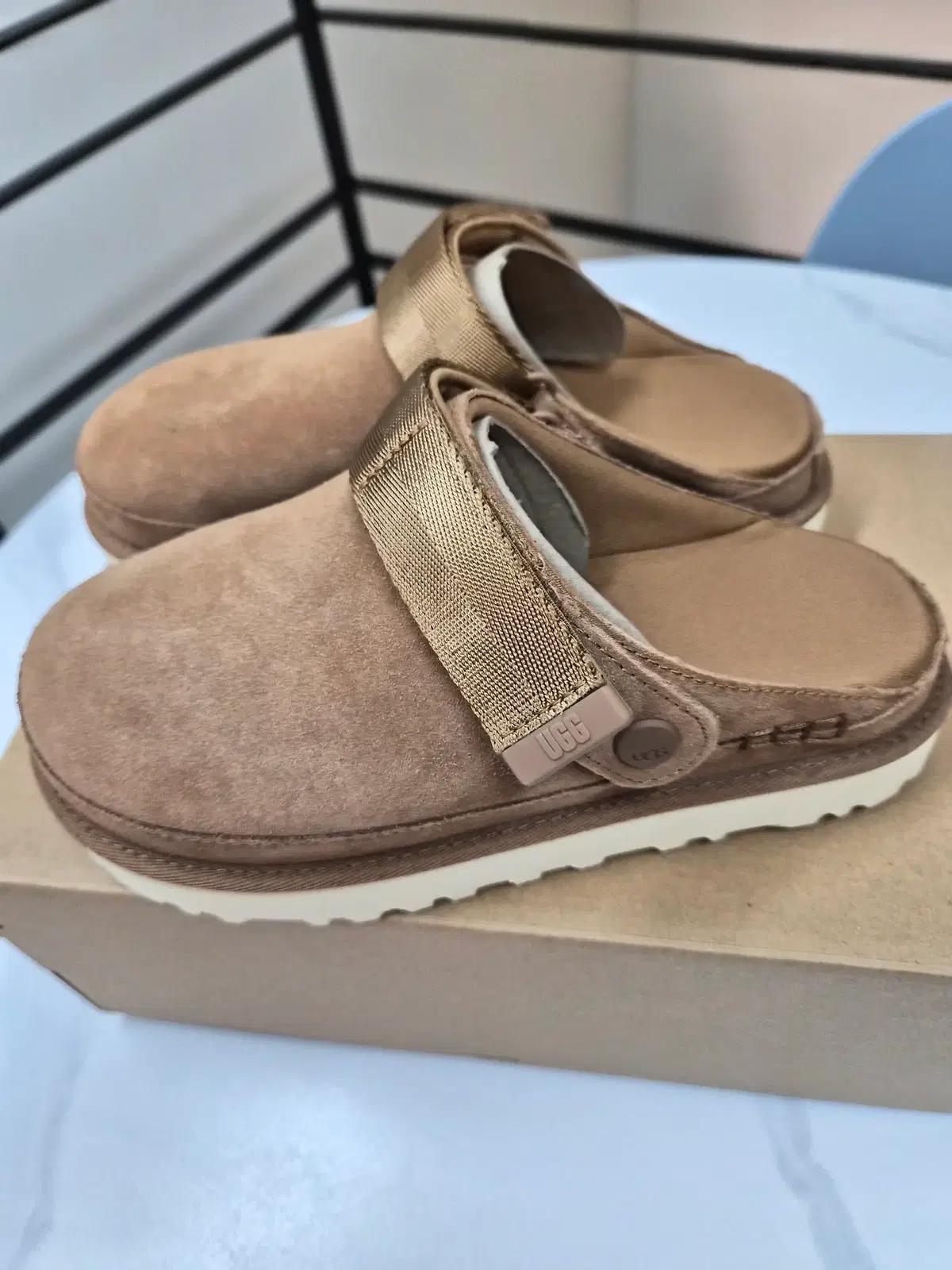 [새상품]UGG 골든스타 클로그 판매합니다