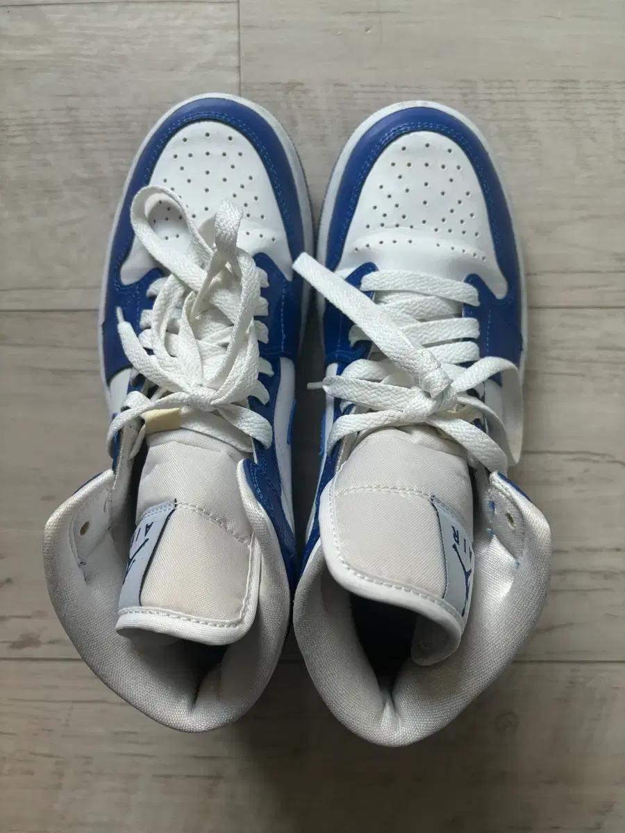 나이키 에어 조던 1 미드 하이퍼 로얄 240