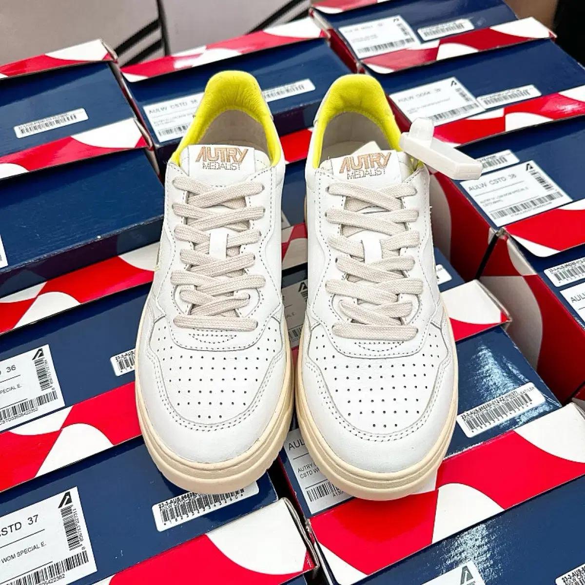 (정품/새상품) 오트리 여성 화이트 네온 옐로우 카프스킨 레더 스니커즈