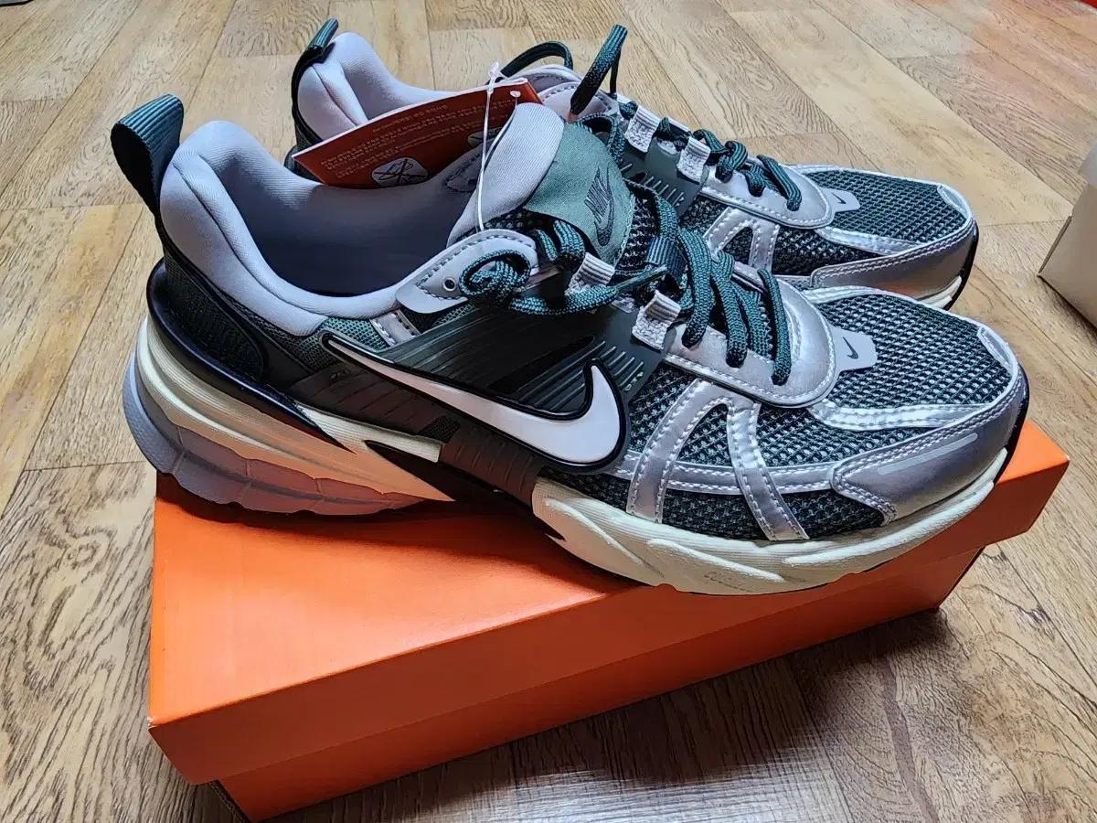 [새제품]나이키 러닝화 V2K 런 판매합니다