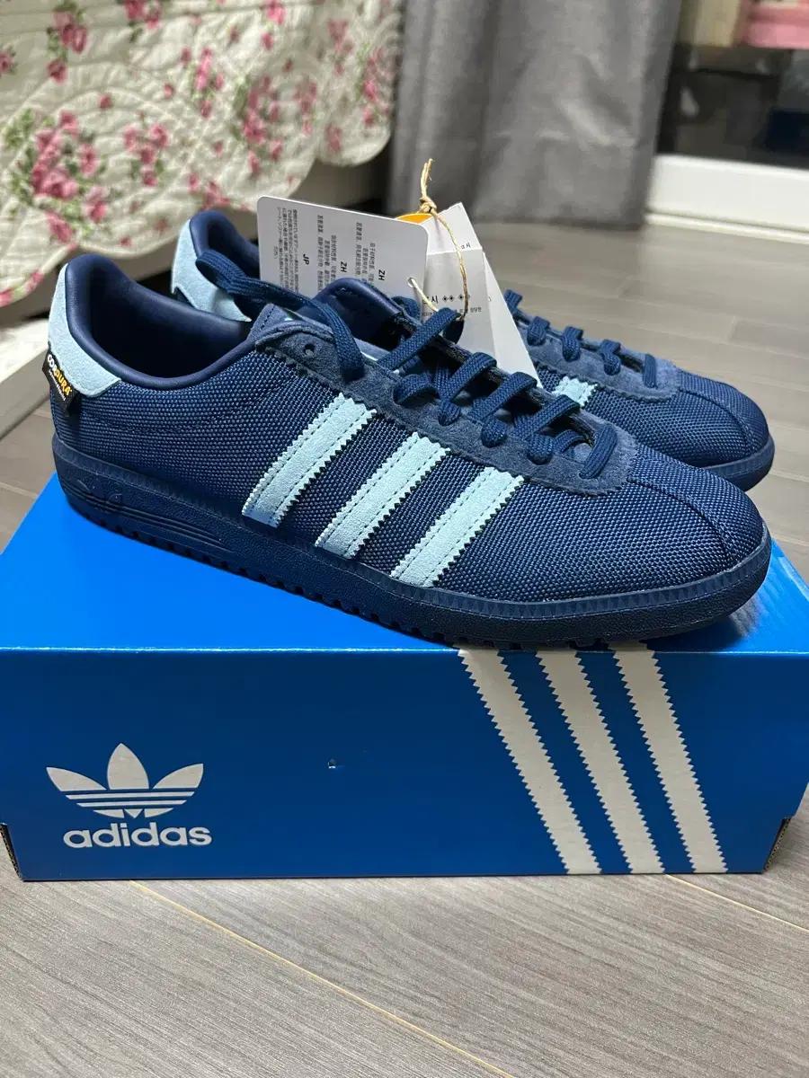 아디다스 네이비 버뮤다 스니커즈