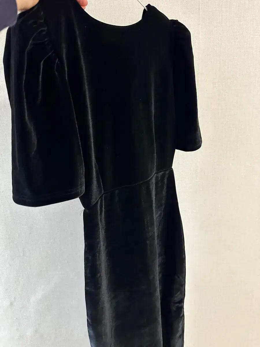 (새상품) 벨벳 검점 어깨패드 롱 원피스