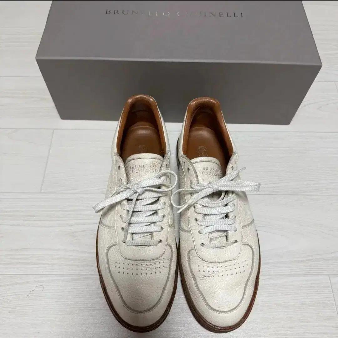 브루넬로쿠치넬리 스니커즈 힐탭 아이보리