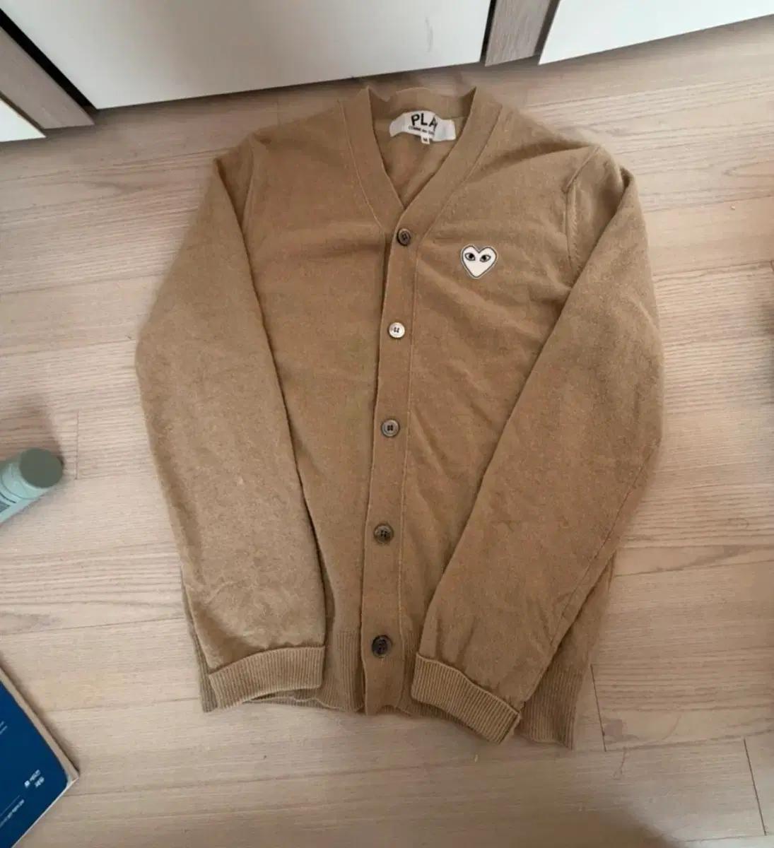 꼼데가르송 PLAY 브이넥 가디건 M 베이지