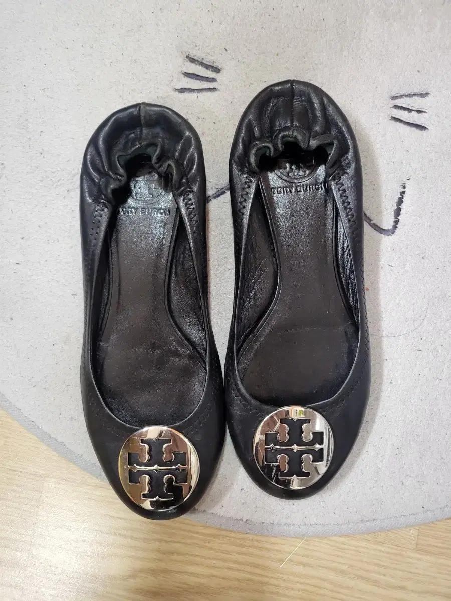 토리버치 블랙 레더 플랫슈즈245