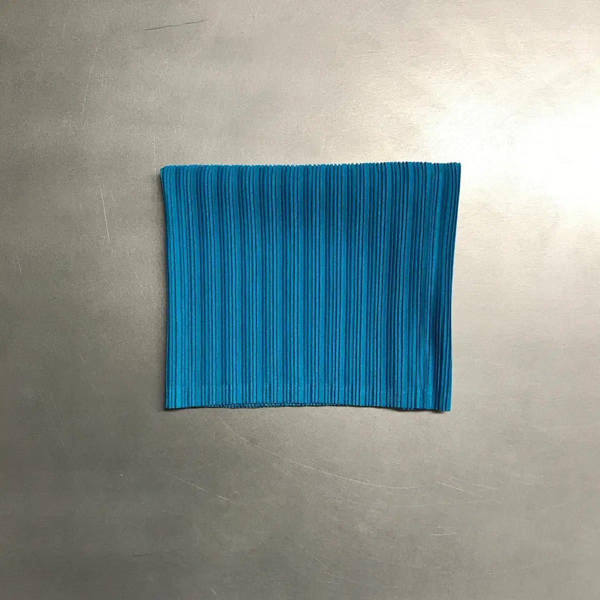 이세이 미야케 플리츠 플리즈 넥워머 코발트블루