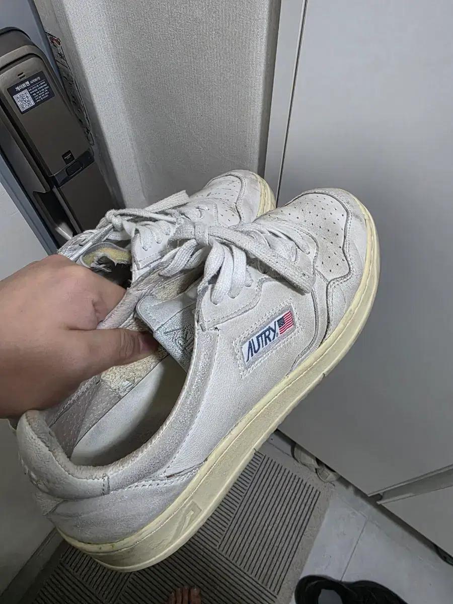 오트리 메달리스트 화이트 스니커즈 41사이즈