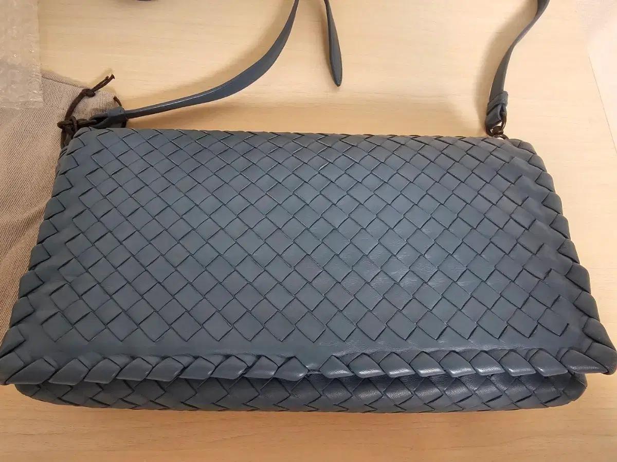 보테가 베네타 인트레치아토 플랩백 블루