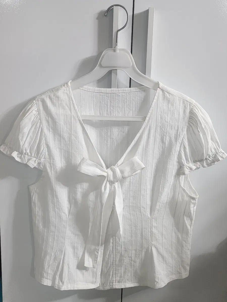 새상품) 화이트 블라우스 리본 퍼프 소매