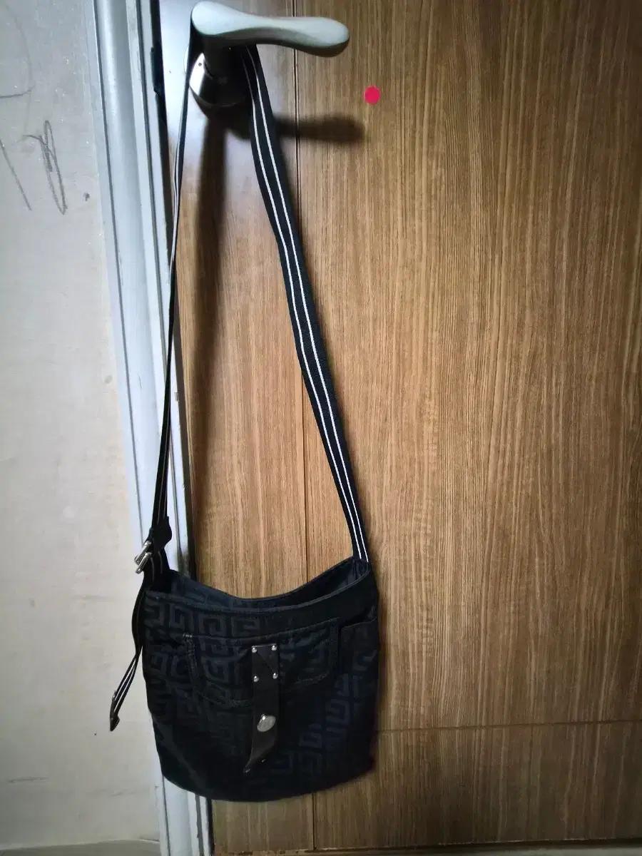 지방시 크로스백 급처합니다