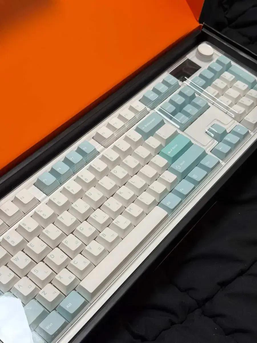 다얼유 A104 MASTER 8K 유무선 풀배열 기계식 키보드 아이스블루