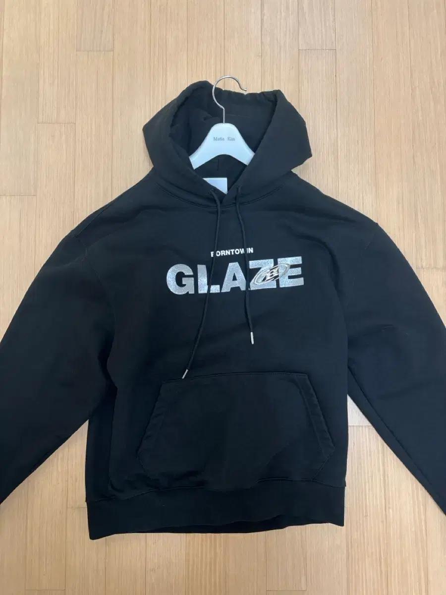 본투윈 GLAZE 블랙 후드티