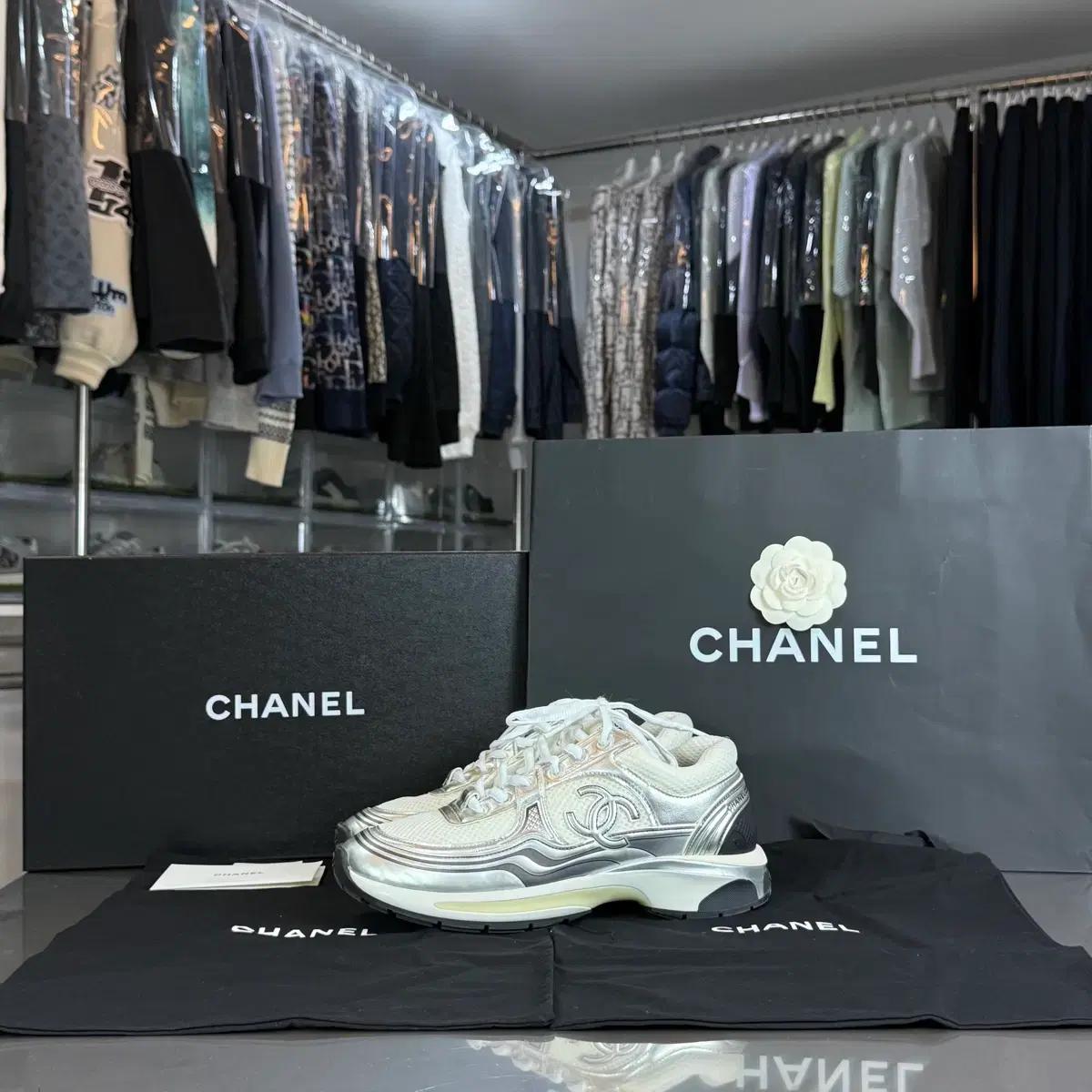 [정품] 샤넬 실버 투톤 cc로고 스니커즈 40