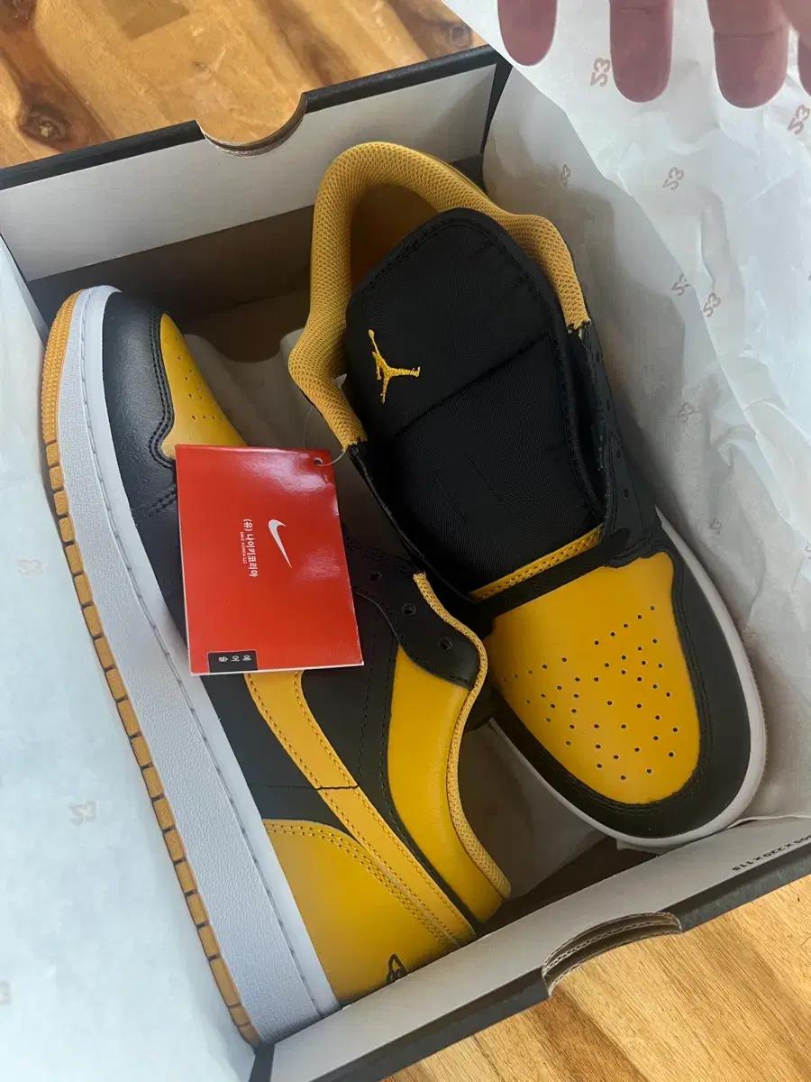 나이키 에어조던1 로우 블랙옐로우 오커