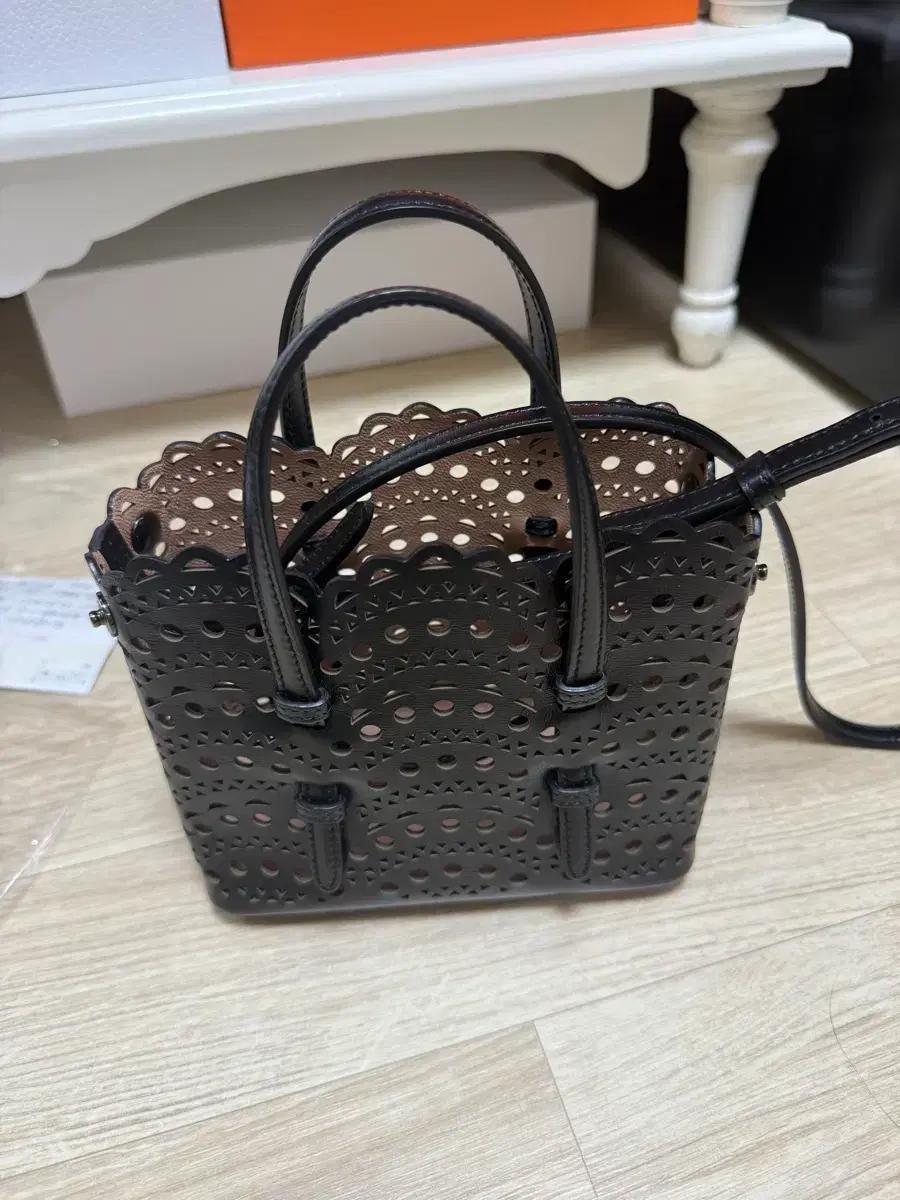 알라이아 디테일 블랙 토트백 겸 숄더백