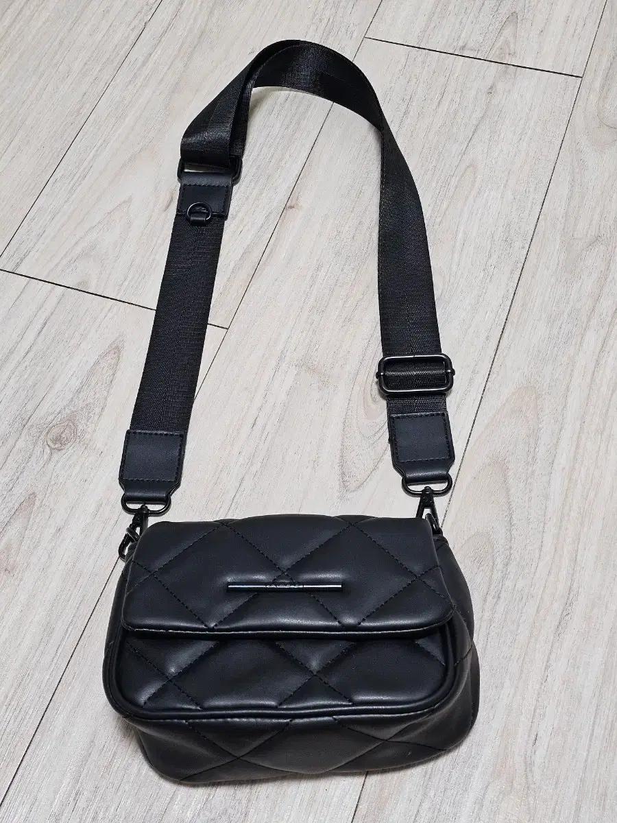 ALDO 알도 미니노리 크로스바디 백 (블랙) 4만에 팝니다. (1회착용