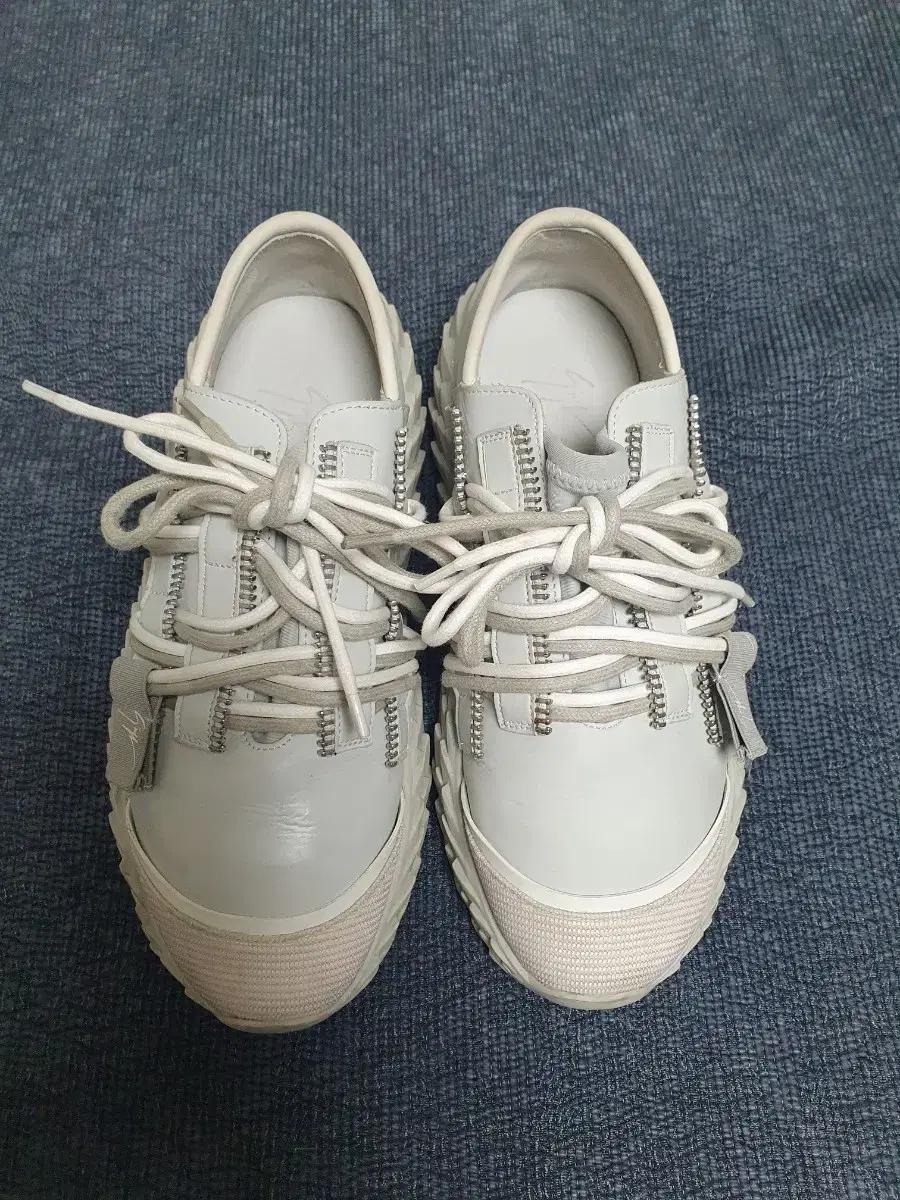 쥬세페 자노티 화이트 로우탑 스니커즈 230m