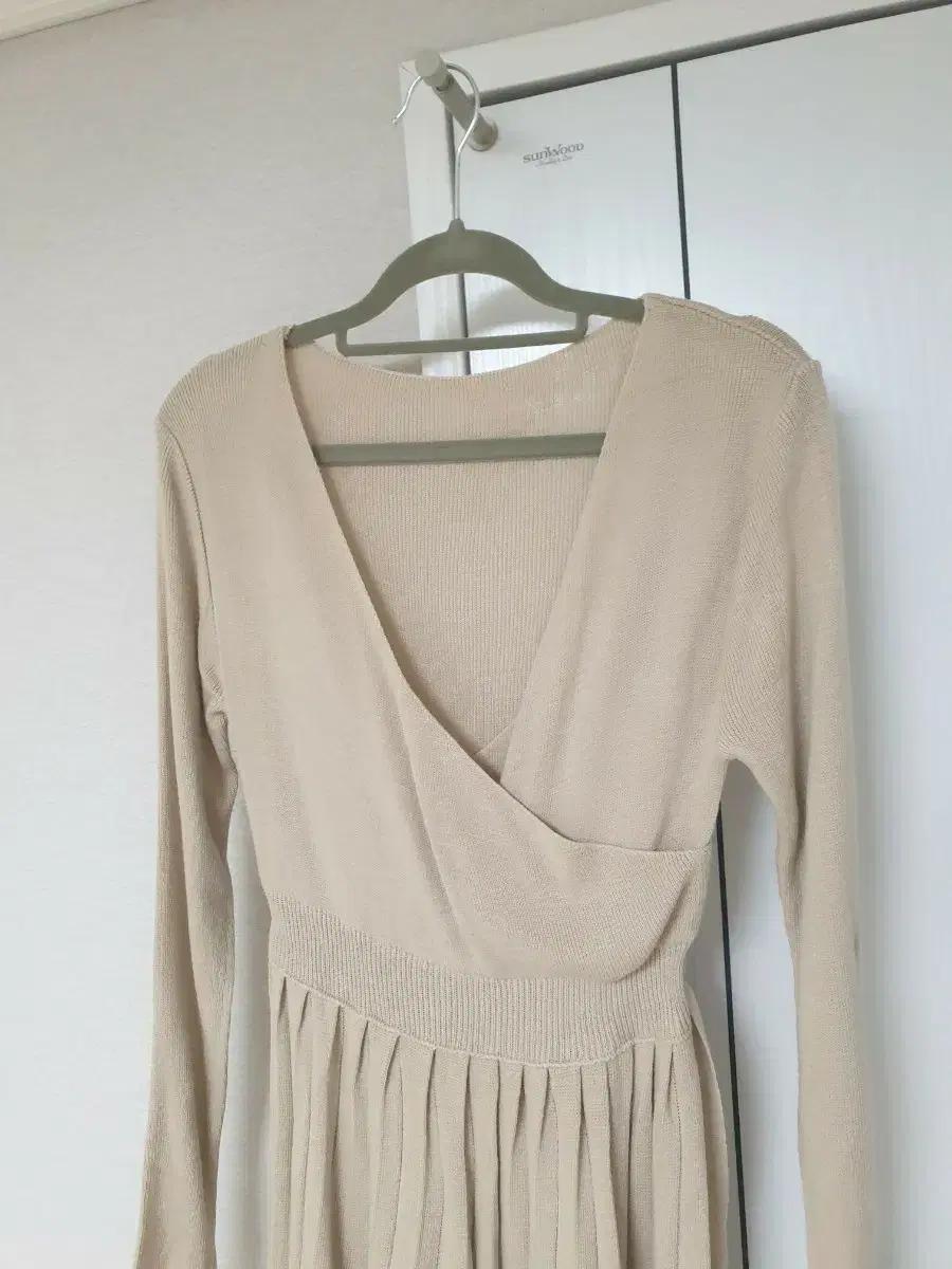 베이지색 랩 스타일 니트 롱 원피스