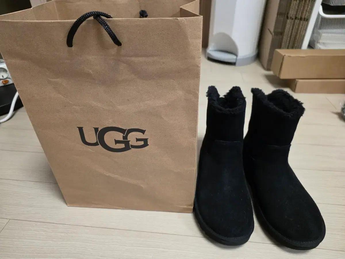 정품 여성 UGG 클래식 어그 부츠 지퍼  블랙 230mm 새상품 유니크