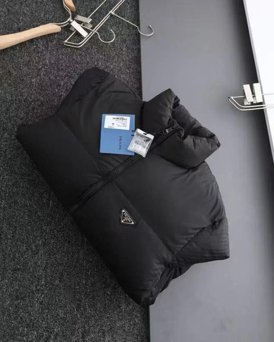 해외 구매 프라다 남성용 겨울 숏 패딩 방수 코트 M