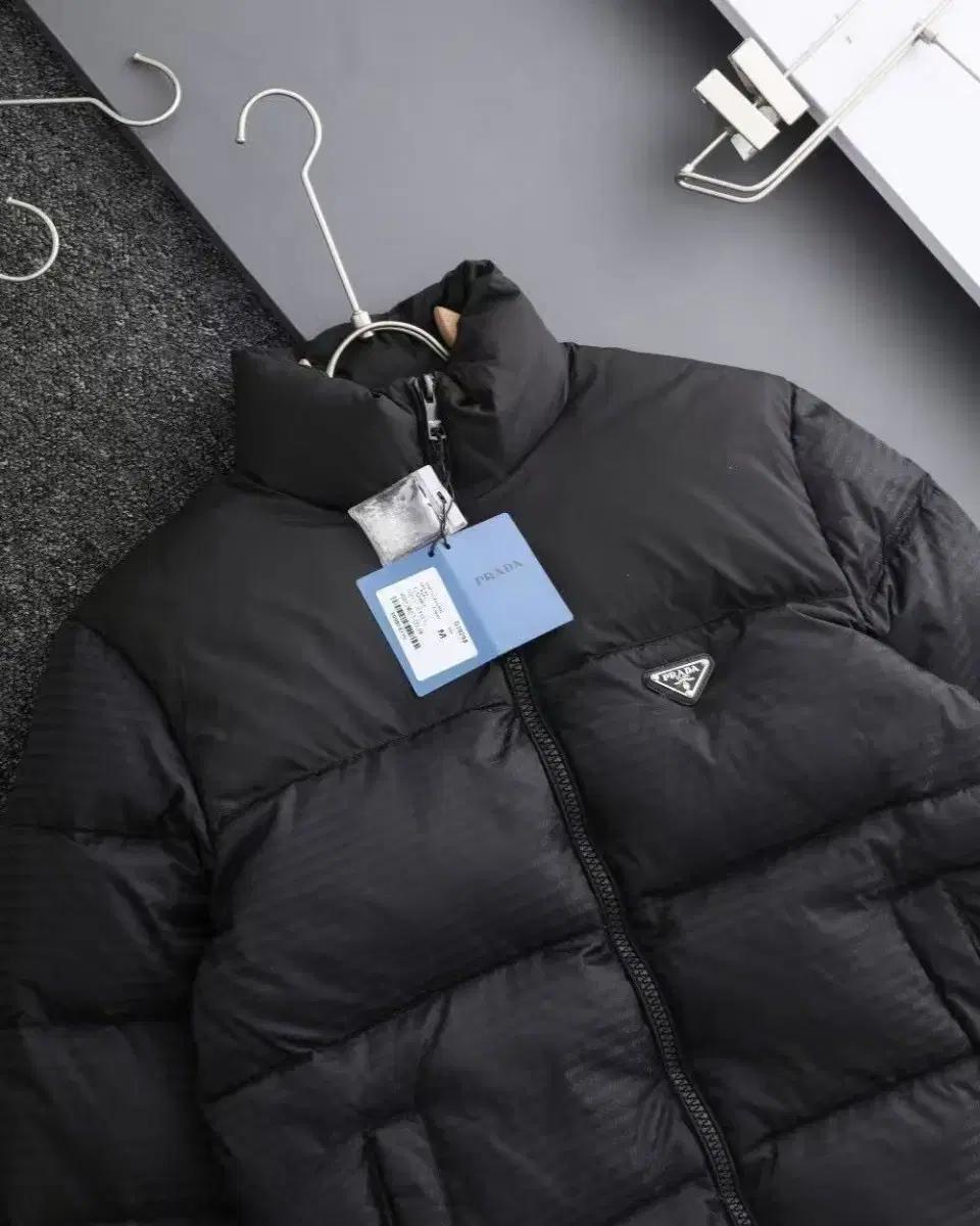 해외 구매 프라다 남성용 겨울 숏 패딩 방수 코트 L