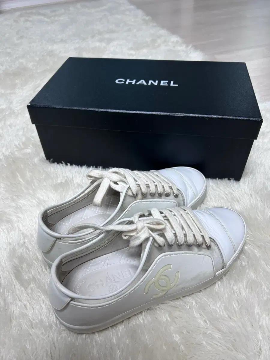 샤넬 화이트 스니커즈 운동화 + 박스 정품 235