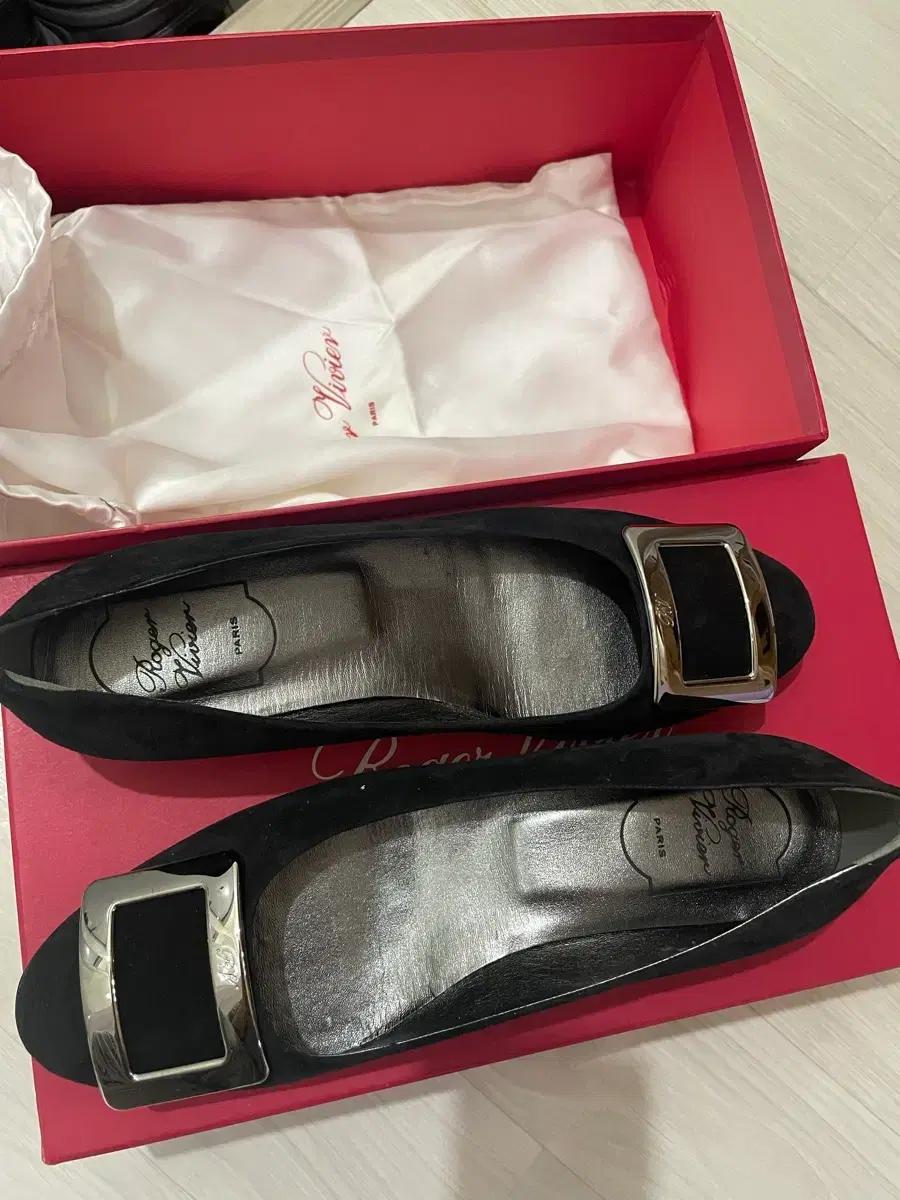 로저비비에 스웨이드 블랙 은장 플랫