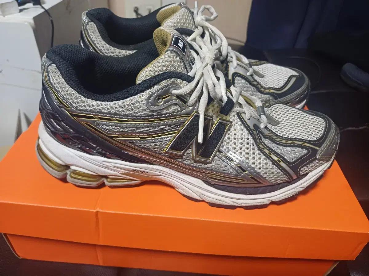 뉴발란스 1906R 화이트골드 255사이즈