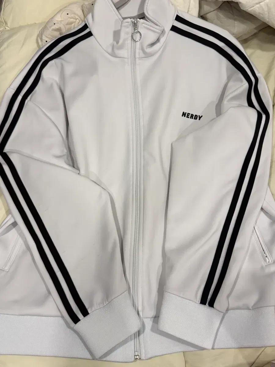 널디 트랙탑 화이트