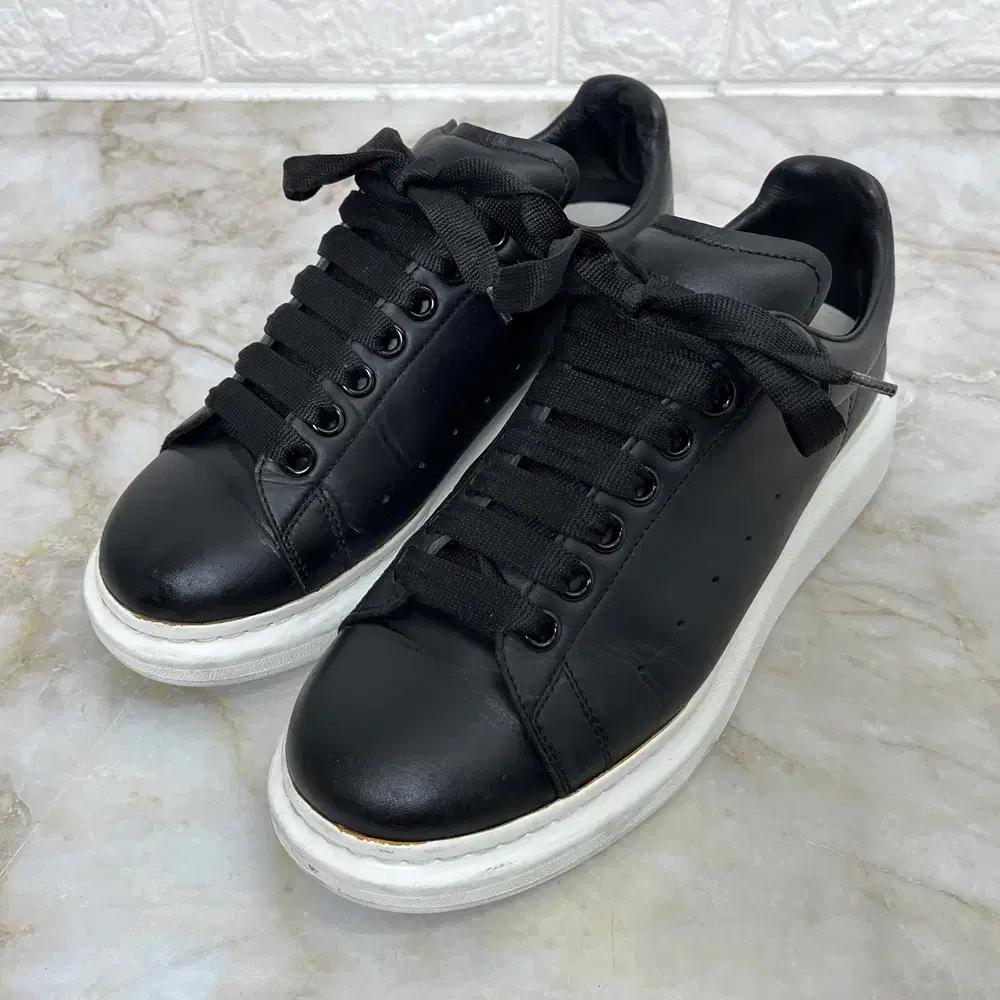 [260, 40.5] 알렉산더맥퀸 오버솔 블랙 스니커즈 남자 신발