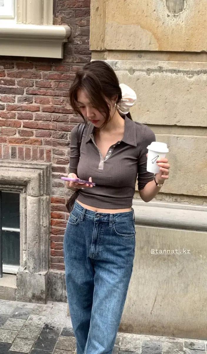 타낫 리브드 카라 티셔츠 브라운