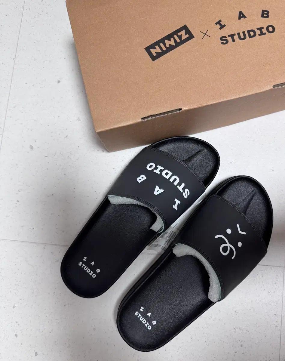 IAB STUDIO 니니즈 슬리퍼 블랙