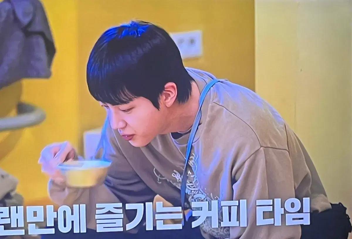 아크네스튜디오 야광 맨투맨 (Bts 진 착용)