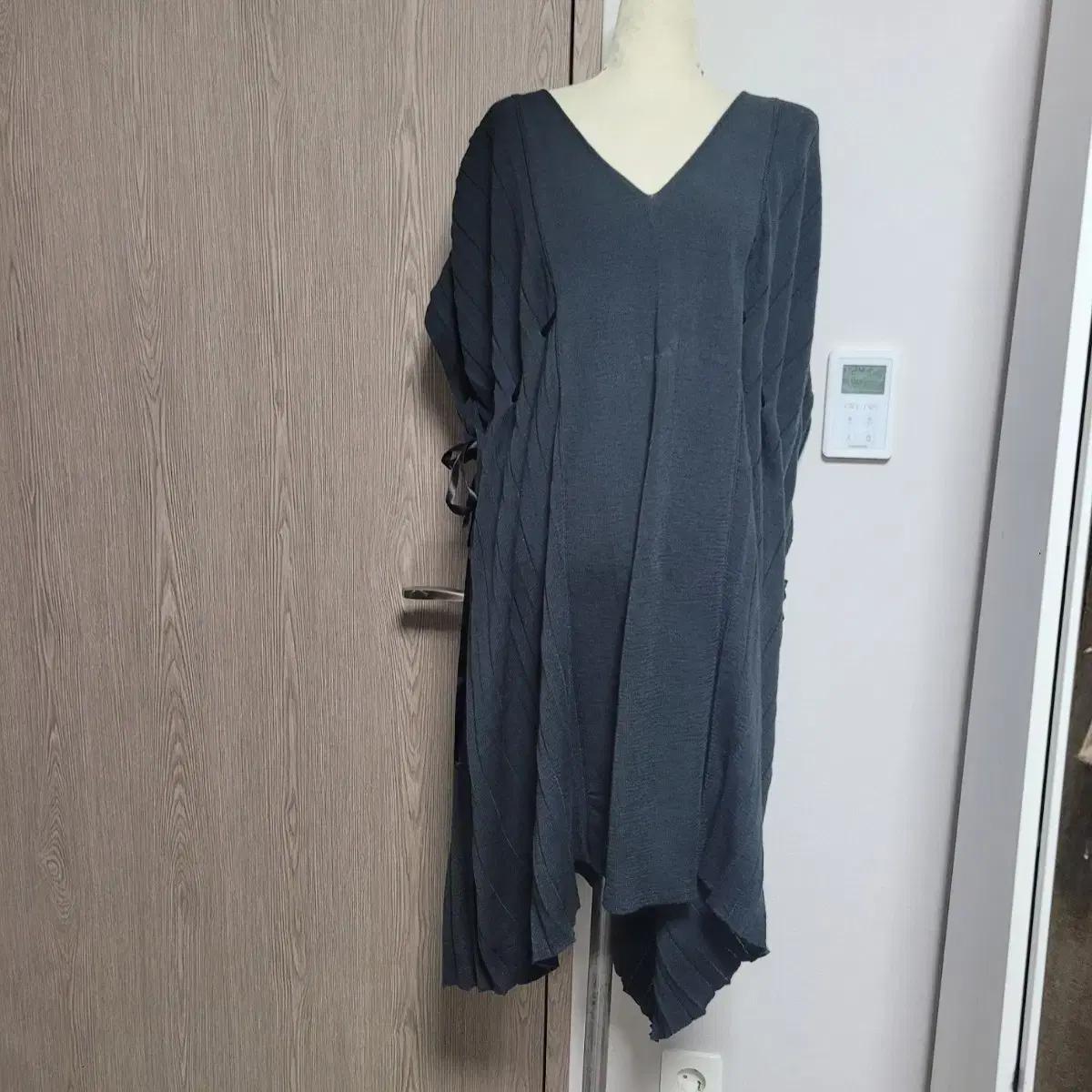 시슬리 아방가르드한 V넥 플리츠 니트 원피스