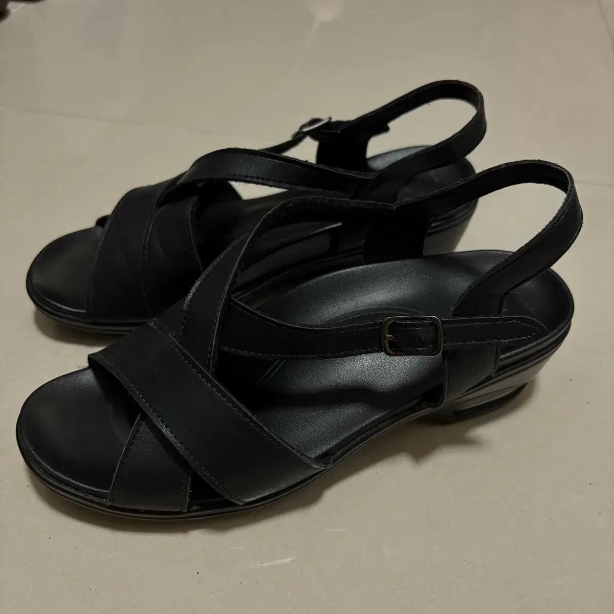 여성 스트랩 샌들 구두 블랙