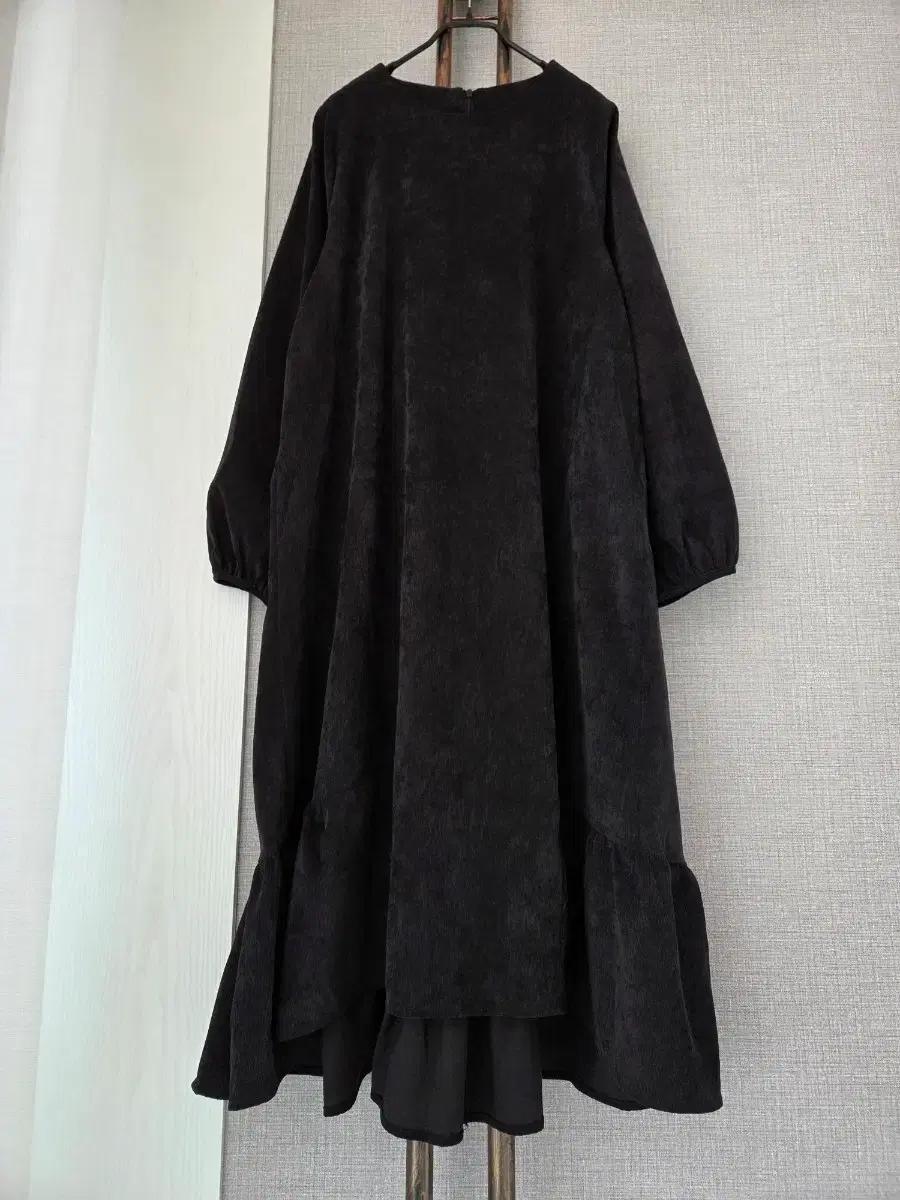 블랙 잔코듀로이 볼륨소매 언발프릴 풍성롱원피스